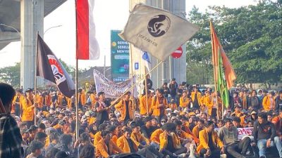 Ribuan Mahasiswa Turun ke Jalan, Bawah Flyer Tolak Dinasti Politik Jokowi