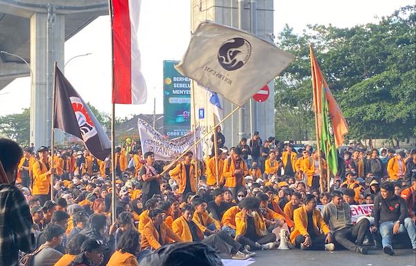Ribuan Mahasiswa Turun ke Jalan, Bawah Flyer Tolak Dinasti Politik Jokowi