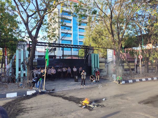 Aliansi Mahasiswa WTL di Makassar Demo Tolak Politik Dinasti Jokowi
