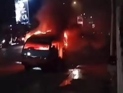 Demo Mahasiswa di Makassar Ricuh, Satu Angkot Terbakar