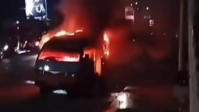 Demo Mahasiswa di Makassar Ricuh, Satu Angkot Terbakar