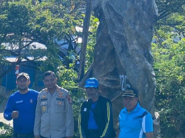 Kapolres Jeneponto Lakukan Aksi Bersih-bersih di Patung Pejuang Makkasau