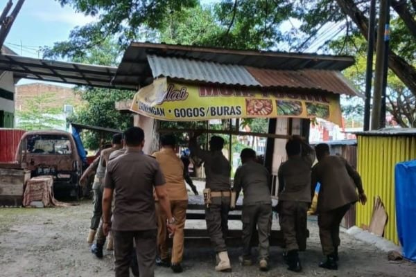 Jelang HUT RI, Satpol PP Tertibkan Lapak PKL di Bulukumba