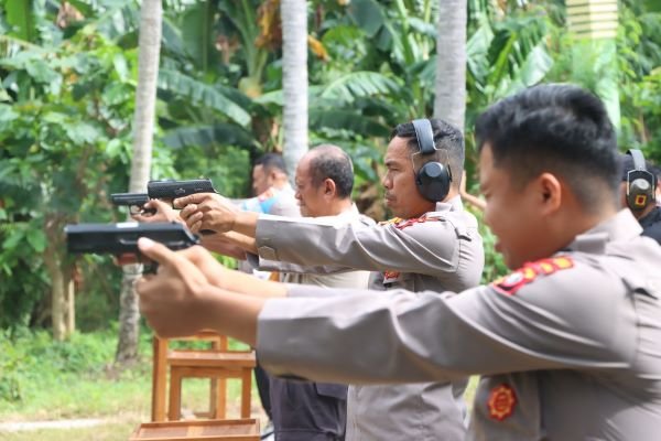 Tingkatkan Kemampuan, Ratusan Personel Polres Majene Latihan Menembak