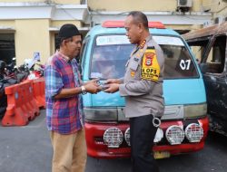 Polisi Ganti Angkot yang Terbakar Saat Aksi Unjuk Rasa