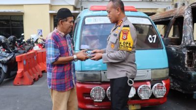 Polisi Ganti Angkot yang Terbakar Saat Aksi Unjuk Rasa
