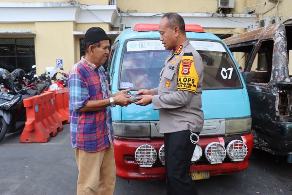 Polisi Ganti Angkot yang Terbakar Saat Aksi Unjuk Rasa