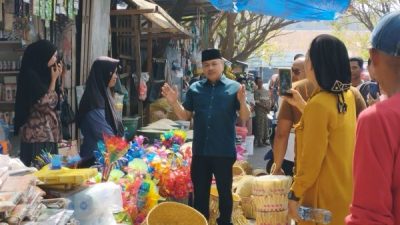 Blusukan ke Pasar Karisa, Sarif Dengarkan Keluhan dan Pembeli