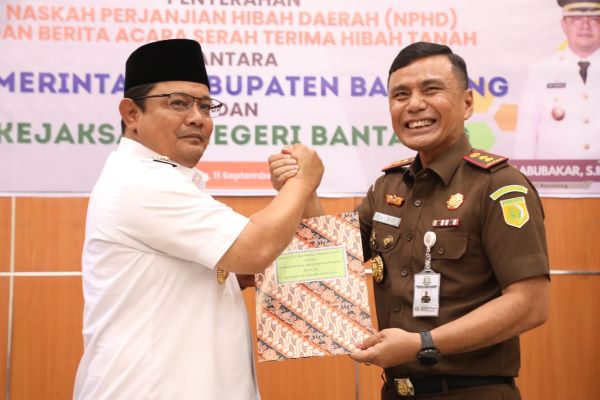 Hari Lahir Kejaksaan ke-79, Pj Bupati Banateng Serah Terima Hibah Tanah