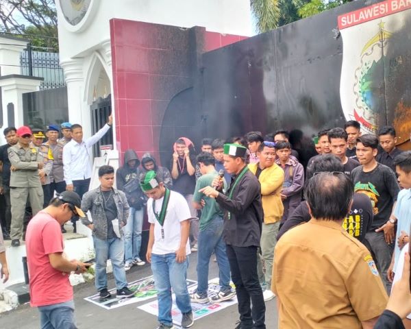 Puluhan Mahasiswa Gelar Unjuk Rasa di Depan Kantor Gubernur Sulbar