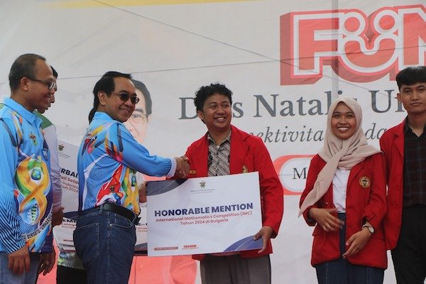 Mahasiswa Berprestasi Dapat Penghargaan di Puncak Perayaan Dies Natalis Unhas