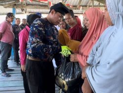 Kapolda Sulsel Bagikan Ratusan Sembako ke Masyarakat Pulau Lae-lae