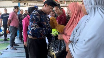 Kapolda Sulsel Bagikan Ratusan Sembako ke Masyarakat Pulau Lae-lae