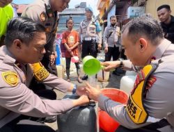 Terdampak Kekeringan, Polres Pelabuhan Makassar Salurkan Air Bersih