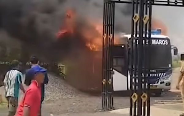 Mobil Bus SIM Keliling Satlantas Polres Maros Terbakar Saat Layani Masyarakat