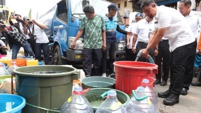 Tinjau Warga Terdampak Kekeringan, Andi Arwin Azis Sarankan Cari Alternatif Sumber Air