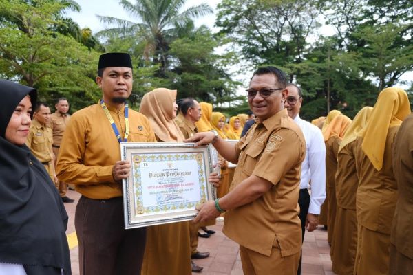 Sekda Gowa Serahkan 21 Piagam Penghargaan Adiwiyata