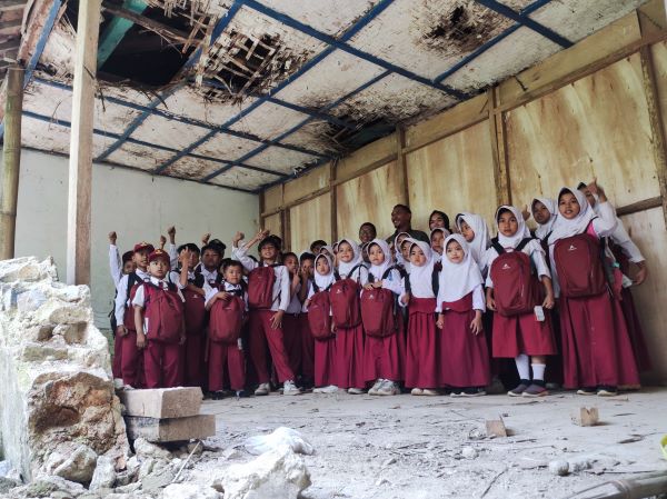 Ada Kiriman Tas EIGER untuk Siswa Sekolah Terpencil di Puncak Pegunungan Jawa Barat
