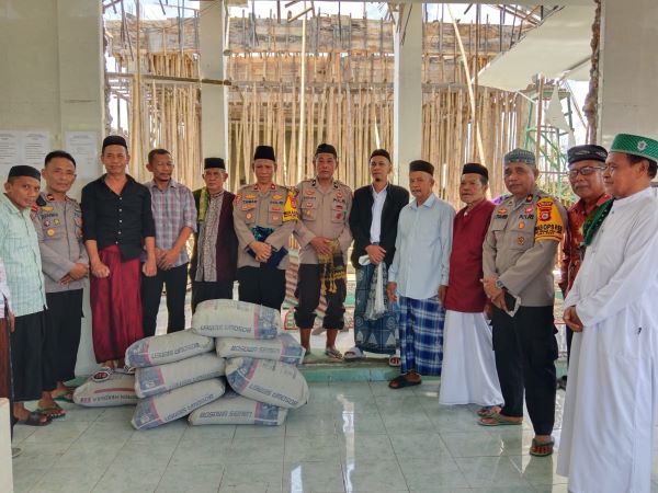 Program Kotak Seribu Polres Sinjai Kembali Beri Bantuan Semen Pembangunan Masjid
