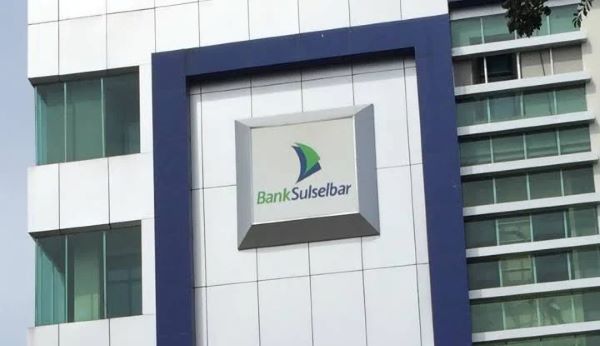 Kepala Cabang Bank Sulselbar Sinjai, Syaiful Abdullah Mesfer, menerima penghargaan sebagai Tokoh Peduli Pendidikan dari Dinas Pendidikan Kabupaten Sinjai dalam peringatan Hari Pendidikan Nasional (Hardiknas) 2024.