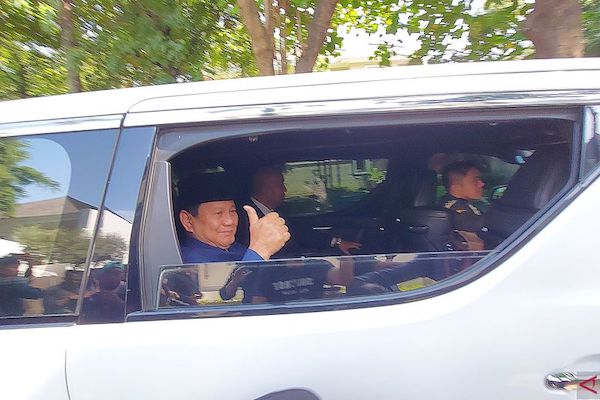Kenakan Baju Tradisional Betawi, Prabowo Subianto Tiba di Lokasi Pelantikan
