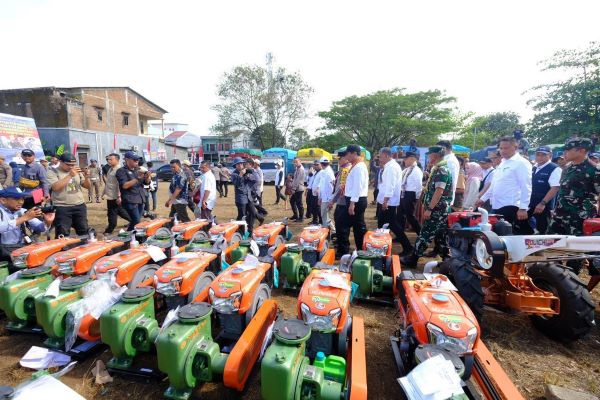 Menteri Pertanian RI Serahkan Bantuan Senilai Rp65,4 Miliar untuk Petani Gowa