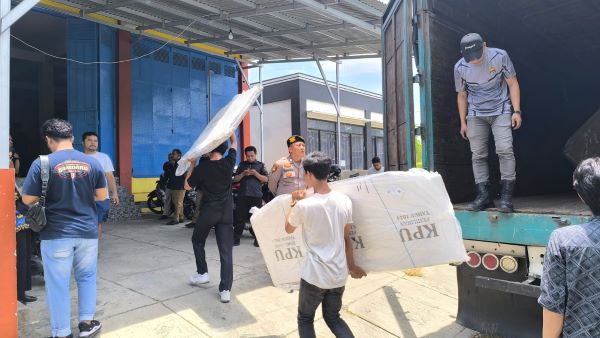 KPU Majene Terima Logistik Pilkada 2024, Pengamanan Ketat Diberlakukan
