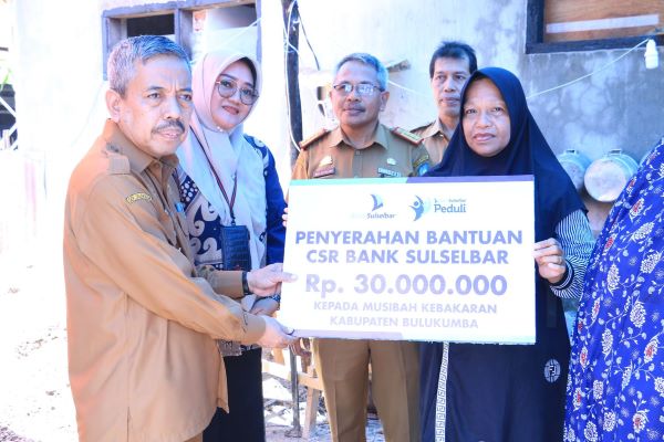 Pemkab Bulukumba Serahkan Bantuan CSR Bank Sulselbar Kepada Korban Kebakaran Tanah Kongkong