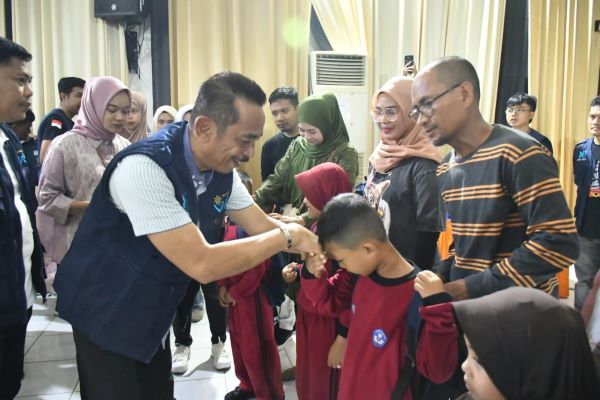 Pj Bupati Sinjai Serahkan Bantuan Seragam Gratis Kepada 6.698 Peserta Didik Baru