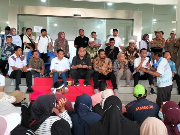Tuntut Cabut Izin Tambang, Ratusan Warga Kalukku Mamuju Demo di DPRD Sulbar