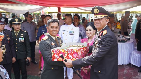 Kapolda Sulbar Berikan Kejutan di HUT TNI ke-79