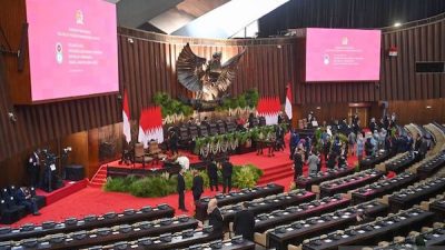 Tiba di Gedung Nusantara, Gibran Rakabuming Raka Berbalut Jas dan Kopiah Hitam