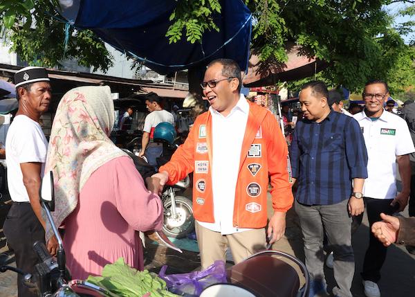Kampanye Perdana, Danny Pomanto Sambangi Pasar Hingga Bertemu Amir Uskara
