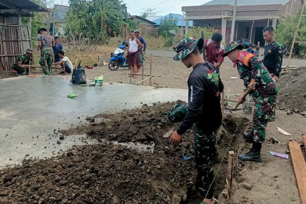 Pasca Pembongkaran RTLH, Satgas TMMD ke-122 Mulai Bangun Pondasi RLH Maintang