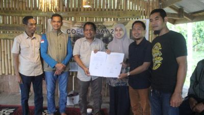 Dorong Kesejahteraan Petani Kopi, Kadis UMKM Jeneponto Lantik Pengurus MPIGKadis Koperasi dan UMKM Jeneponto, Mernawati saat melantik Pengurus MPIG (Foto/ist).
