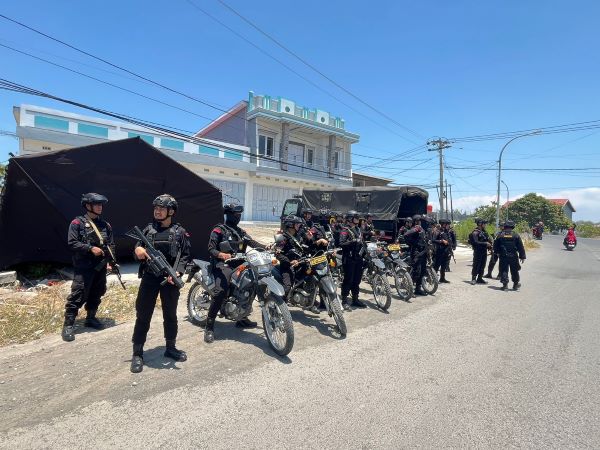 Personil Brimob Polda Sulsel Menggelar Patroli di KPU dan Bawaslu Jeneponto