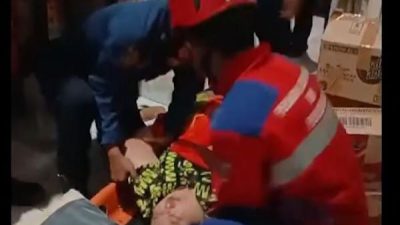 Warga Pengidap Obesitas Dievakuasi Damkar Setelah Mengeluh Sesak Nafas
