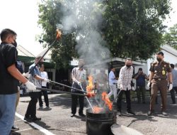 Kejari Bantaeng Gelar Pemusnahan Barang Bukti Terhadap 34 Perkara Tindak Pidana