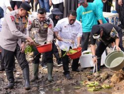 Persiapkan Pangan Sulbar, Pj Gubernur Bersama Kapolda Tebar Benih Kepiting