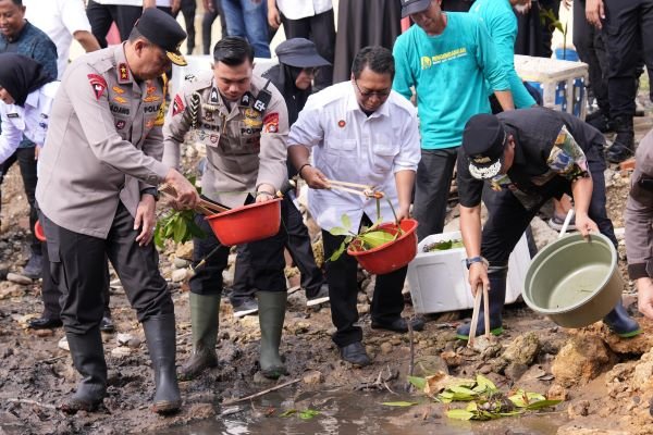 Persiapkan Pangan Sulbar, Pj Gubernur Bersama Kapolda Tebar Benih Kepiting