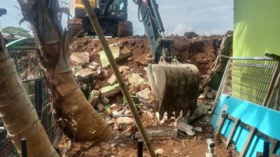 Tembok Sekolah Roboh Tertimpah Timbunan Proyek Perumahan, Siswa Belajar Daring