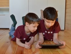 Anak Kecanduan Gadget! Ini Cara Tepat Mengatasinya