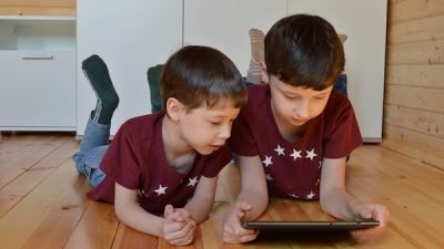 Anak Kecanduan Gadget! Ini Cara Tepat Mengatasinya