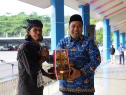 Bupati Maros Serahkan Trofi Kalpataru 2023 Kepada Iwan Dento