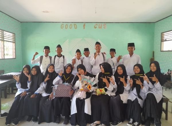 Hari Guru: Sejarah dan Dedikasi Panjang untuk Pendidikan Indonesia