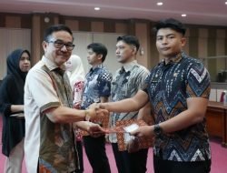 Sekprov Sulsel Serahkan SK Penempatan PNS Lulusan IPDN Angkatan XXX