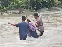 Aksi Heroik Bhabinkamtibmas Polres Majene Bantu Warga Sebrangi Sungai di Ulumanda