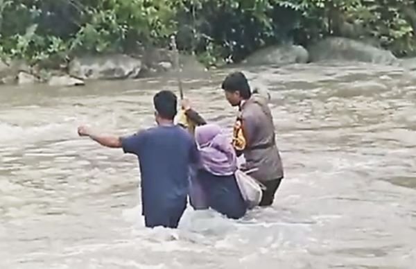 Aksi Heroik Bhabinkamtibmas Polres Majene Bantu Warga Sebrangi Sungai di Ulumanda
