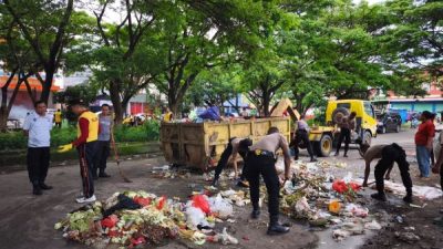 Ciptakan Lingkungan Bersih, Jajaran Polres Jeneponto Gelar Bakti Sosial di Pasar Karissa