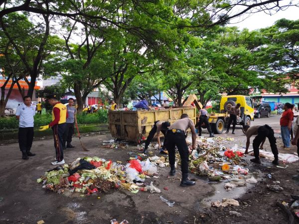 Ciptakan Lingkungan Bersih, Jajaran Polres Jeneponto Gelar Bakti Sosial di Pasar Karissa